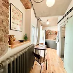 Cozy Art Experience: The Quiet & Relaxing Escape Daire *